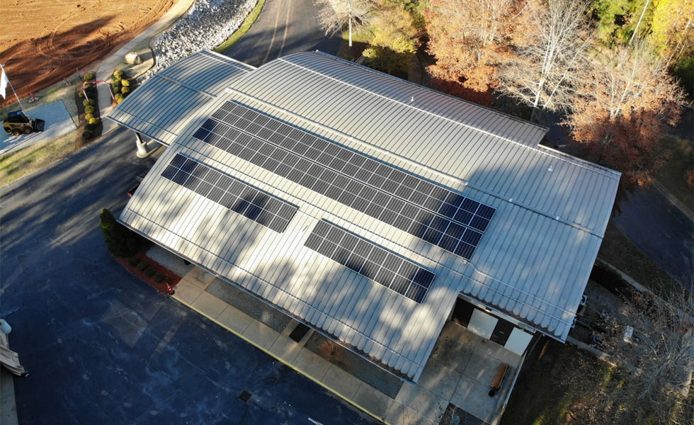 Como a inclinação do painel fotovoltaico afeta o desempenho da usina solar