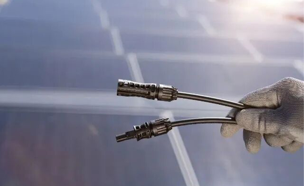 80 escolas desligam painéis solares! A verdade por trás do incêndio revela mais do que apenas os painéis solares...