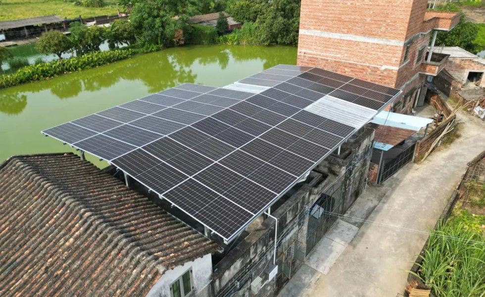 Vantagens e benefícios dos galpões solares fotovoltaicos com painéis solares e sistemas de armazenamento de energia no verão