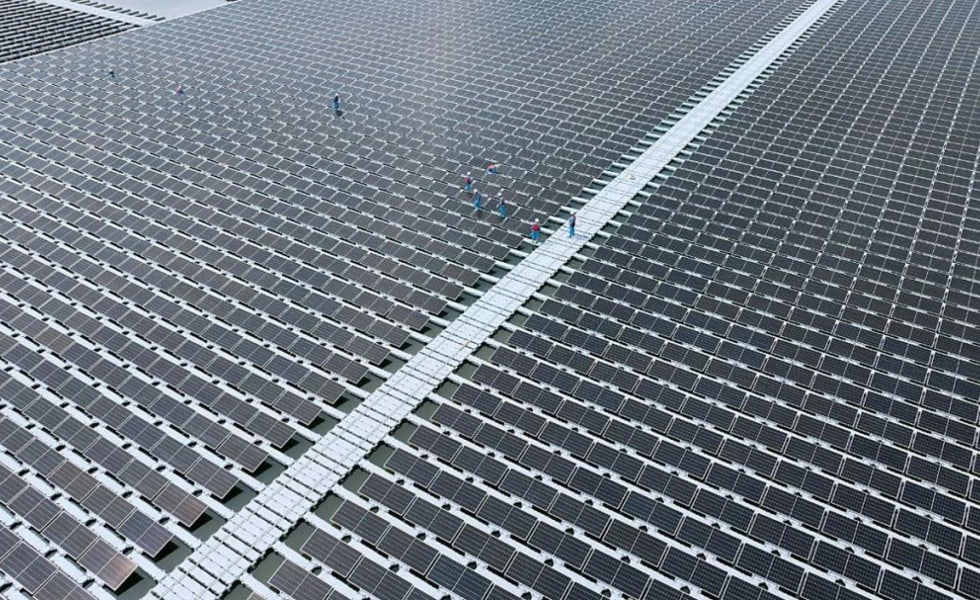 Marco! O primeiro projeto fotovoltaico flutuante totalmente movido a água do mar da China entra em operação!