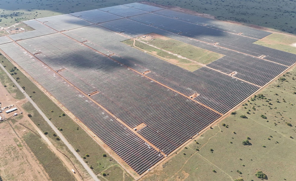 A geração de energia fotovoltaica está sendo implantada em aeroportos de todo o mundo! Não só em telhados e paredes, mas também na substituição de cercas?!