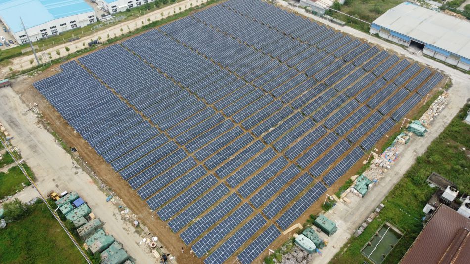 Conclusão de uma usina fotovoltaica montada no solo de 3,6MW para uma fábrica de vidro no condado de Fengyang, cidade de Chuzhou, província de Anhui, China.