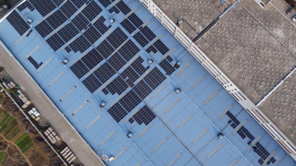 O projeto da central energética fotovoltaica do telhado 1.78mW da fábrica de impressão de Yutong na cidade de Hefei, província de Anhui, a China está em construção.