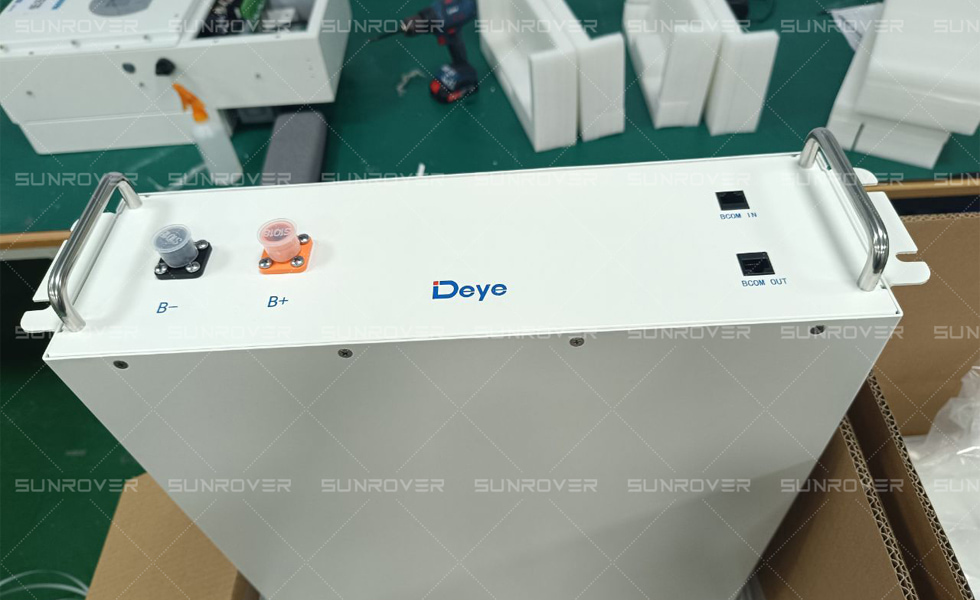 A bateria de lítio de alto desempenho BOS-GM5.1 da Deye passa com sucesso nos testes de fábrica, a caminho de fornecer energia à Ucrânia com 20 unidades