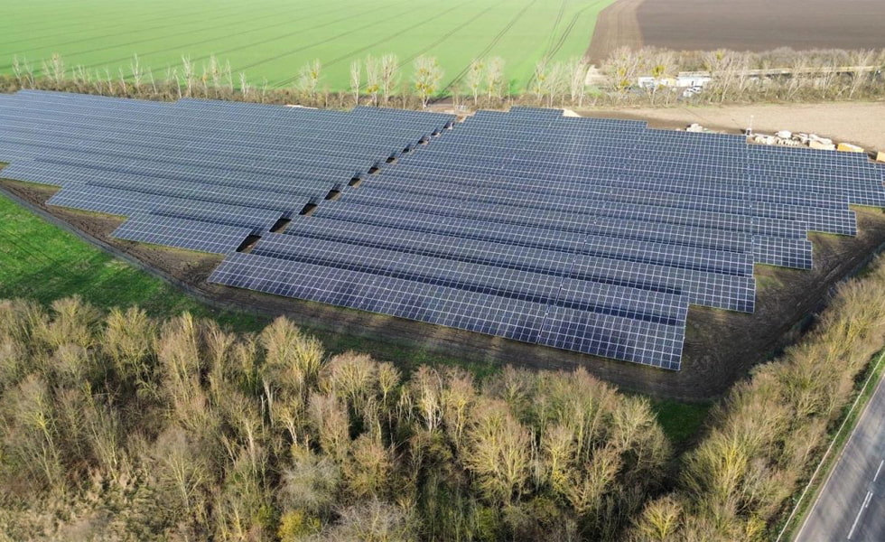 Presidente inaugura a primeira usina solar do Quirguistão.