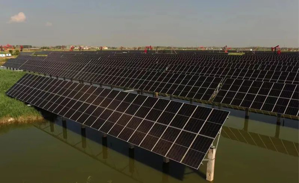 petrochina's primeiro projeto fotovoltaico de superfície de água é conectado à rede no campo petrolífero de daqing para gerar eletricidade
